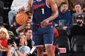 哈登在加拿大队比赛中回归赛场，爆冷引发热议！